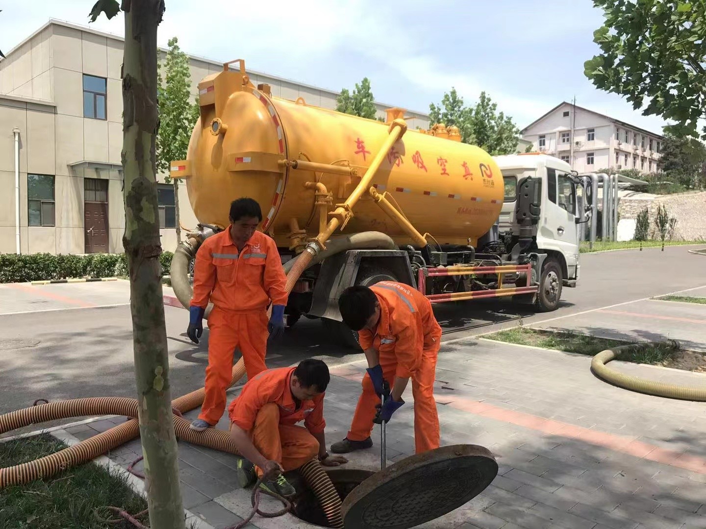 新蔡管道疏通车停在窨井附近