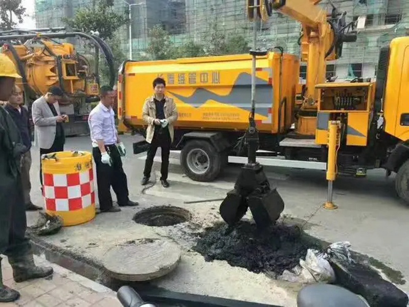 新蔡街道：网格员化身“清道夫”，为民解忧疏通“堵心”化粪池