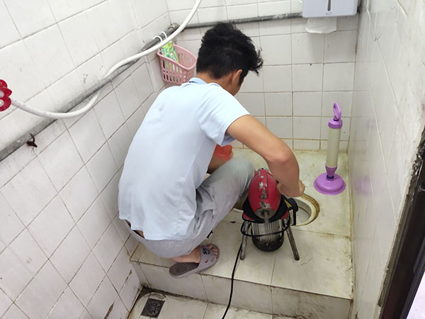 新蔡肥皂掉到马桶里把马桶堵住了怎么办？马桶堵住了怎么办