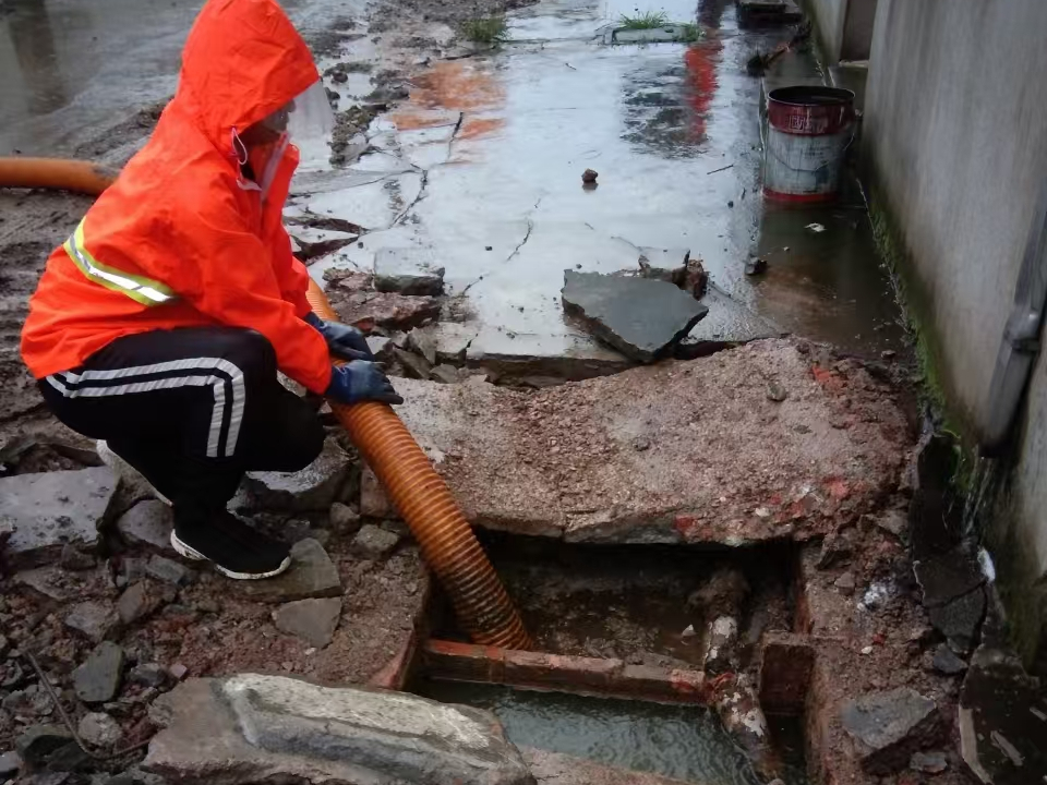 新蔡专业清理污水池 炜誉市政以规范流程守护城市 “肠道”