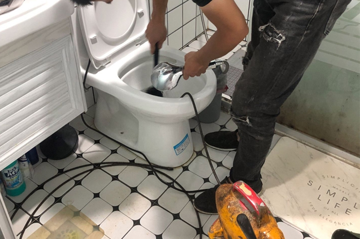 新蔡马桶堵塞自己疏通还是找师傅？专业上门服务让你省时更省心